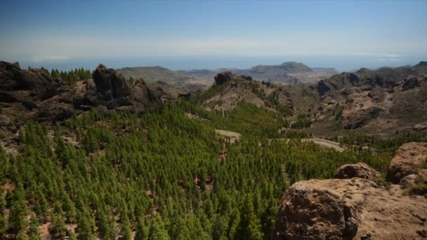 A napozó felvétel a gyönyörű táj Gran Canaria magasból, kilátással a fák és a hegyvonulatok — Stock videók