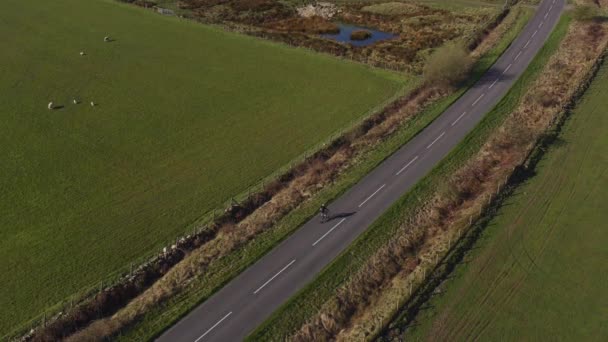 Kuzey Yorkshire Güneşli Bir Sabahta Boş Bir Köy Yolunda Bisiklet — Stok video