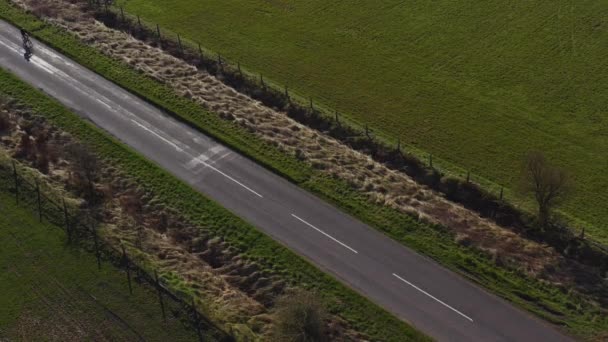 Nagranie Drona Osoby Jeżdżącej Rowerem Górskim Pustej Wiejskiej Drodze Słoneczny — Wideo stockowe