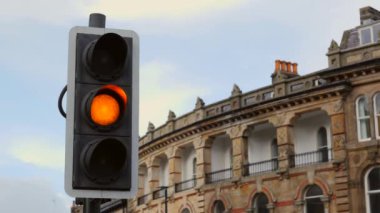 İngiliz trafik ışıkları, Pelikan Geçidi 'nde bip sesiyle yeşilden kırmızıya dönüyor.