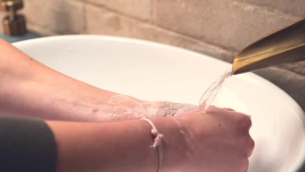 Jonge Vrouw Wassen Spoelen Handen Met Zeep Een Witte Ovale — Stockvideo