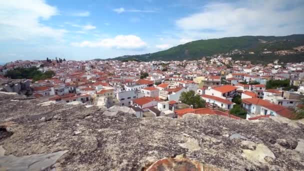 Pan Reveal Skiathos Ciudad Grecia Europa Durante Verano Con Cielo — Vídeos de Stock