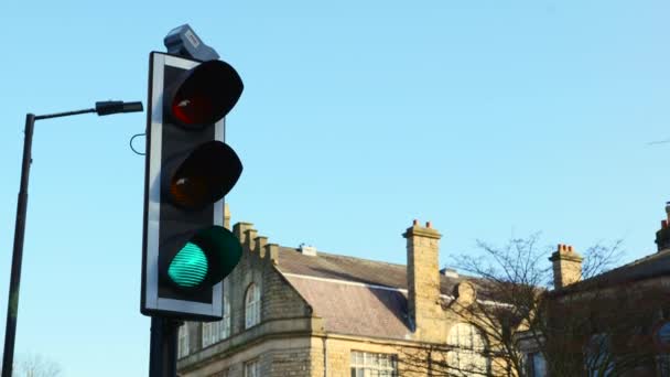 Los Semáforos Británicos Cambian Verde Rojo Cerca Cruce Pelícano Contra — Vídeo de stock