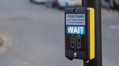 Geleneksel İngiliz Yayası Sinyal Düğmesi Basılıyor ve yanıp sönüyor. Genç bir kadın tarafından basılıyor.