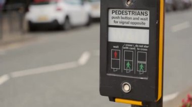 Geleneksel İngiliz Yayaları Sinyal Düğmesine Basılıyor ve Bip Sesi Etkinleştiriliyor
