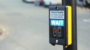 Geleneksel İngiliz Yayası / Pelikan Geçiş Sinyali Düğmesi Kırmızı Adam 'dan Yeşil Adam' a gidiyor.