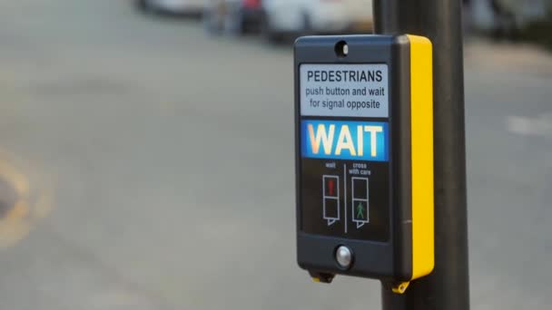 Botón Señal Cruce Peatonal Británico Tradicional Presionado Intermitente Presionado Por — Vídeo de stock