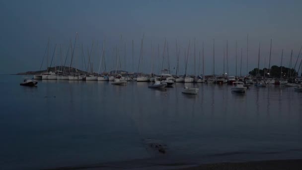 Timelapse Algunos Barcos Vela Atracados Puerto Ciudad Skiathos Grecia Durante — Vídeos de Stock