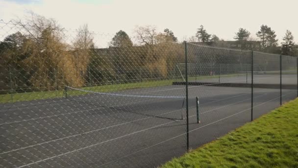 Ein Schwenk Von Einem Leeren Öffentlichen Tennisplatz Freien Einem Örtlichen — Stockvideo