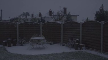 Şehir bahçesini kaplayan kar yağışıweather forecast
