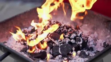 120p Slow Motion HD 1080p ile çekilen kömür mangalına yakın çekim