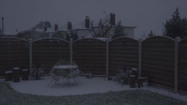 Снегопад Покрывающий Городской Сад — стоковое видео