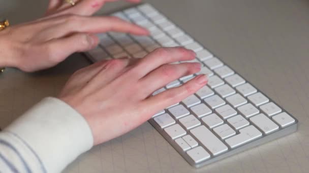 Personne Tapant Sur Clavier Ordinateur Bureau — Video