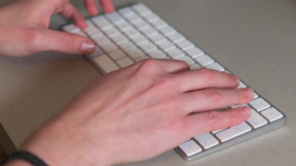 Personne Tapant Sur Clavier Ordinateur Bureau — Video