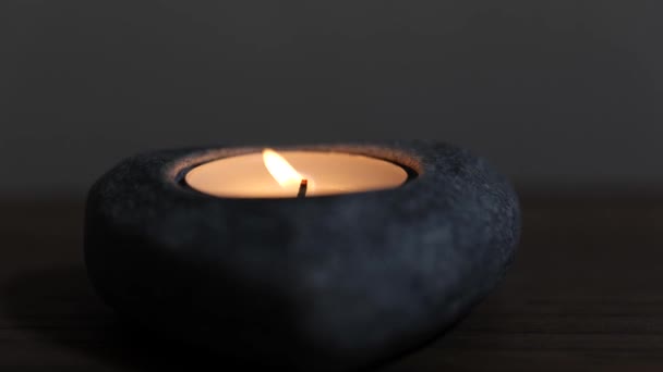 心形的蜡烛在橡木咖啡桌上摇曳着 — 图库视频影像