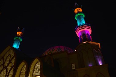 Gece parıldayan Habbul Wathan Camii, Batı Nusa Tenggara İslam Merkezi, Mataram, Lombok, Endonezya
