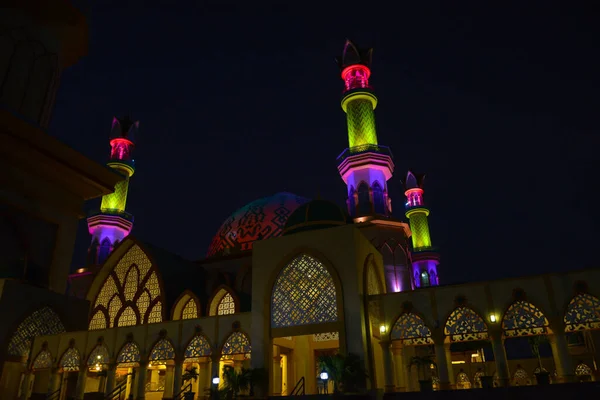 Блестящие Ночью Мечеть Хабул Ватан Исламский Центр Западной Нусы Тенггары — стоковое фото
