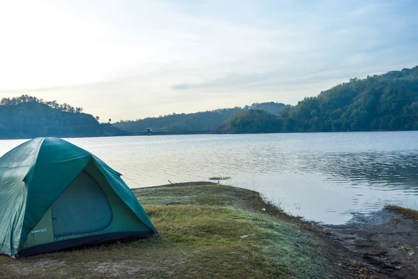 美丽的早晨露营在塞尔莫水库的边缘 Kulon Progo Indonesia August 2020 免版税图库图片