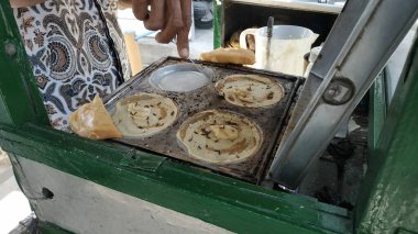 Kue Leker buğday unundan ve sıcak tabakta pişirilmiş esmer şekerden yapılan geleneksel bir yemektir..