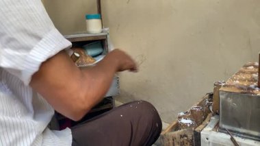 Putu Bambu sıcak, tatlı, buharda pişmiş, tatlı palmiye şekerli, geleneksel olarak bir bambu tüpünde buharda pişirilmiş ve rendelenmiş hindistancevizi ve biraz şekerli pirinç keki.. 