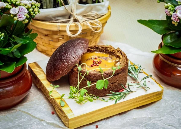 Bir ekmek kase hizmet gulaş 