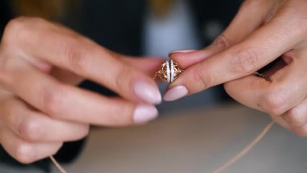 Krásný přívěšek s diamanty na řetízku v ženských rukou. Šarm na zlatém řetízku — Stock video