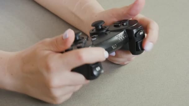 Wanita muda bermain game komputer dengan intens. Tangan wanita dengan pengontrol gamepad — Stok Video