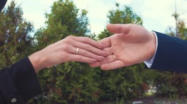 Adam genç bir kadına yardım ediyor. Çift aşık ve nazikçe birbirlerine dokunuyorlar.