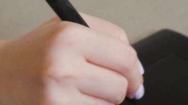 Kadın Tasarımcı stil kullanarak grafik tabletine bir çizim çiziyor.