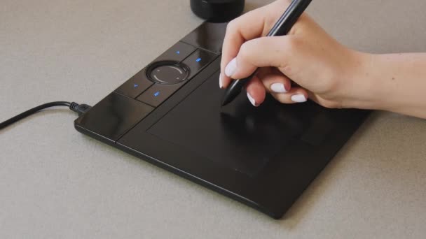 Doma pracuje návrhářka. Mladá žena kreslí a používá digitální tablet. — Stock video