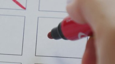 Kadın eli oy sandığına kene çizer. Seçim ve demokrasi konsepti videosu