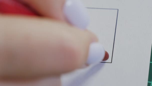 Kvinnlig hand ritar ett rött kryss i röstrutan. Begreppet val och demokrati — Stockvideo