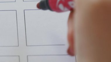 Kapalı el yazısı evet kelimesini oy kutusuna yazar. Eğitim ve demokrasi kavramı