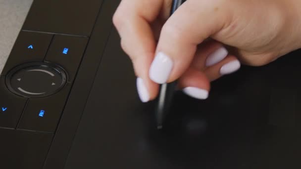 Designer feminina desenhando um esboço em tablet gráfico usando estilete. — Vídeo de Stock