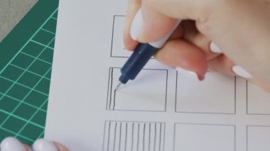 Kaligrafi eğitim süreci. Genç kız kağıda çizgiler çiziyor. Çalışma teması