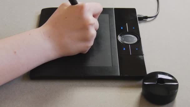 Perancang Perempuan menggambar sketsa pada tablet grafis menggunakan stylus. — Stok Video