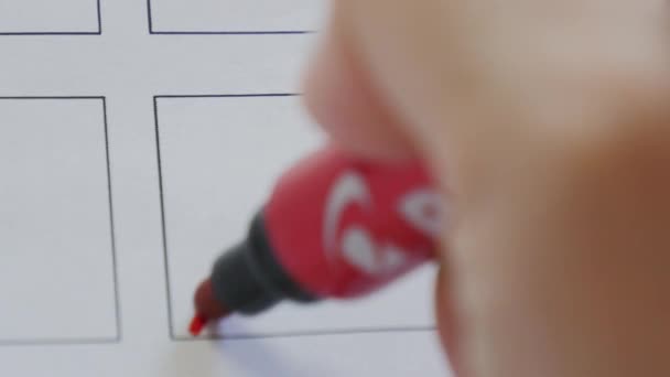 Mano femminile scrive parola no nella casella di controllo voto. Elezione e concetto di decisione — Video Stock