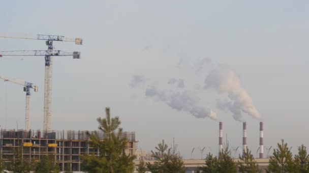 Contaminación del aire de las plantas industriales. Tubos arrojando humo al cielo. — Vídeos de Stock