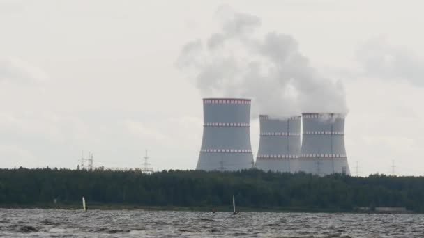 Atomerőmű az erdős táj mögött. Környezeti kérdések koncepció videó — Stock videók
