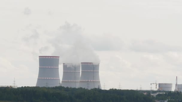 Palenie elektrowni jądrowej krajobraz przemysłowy. zanieczyszczenie środowiska i zmiany klimatu — Wideo stockowe