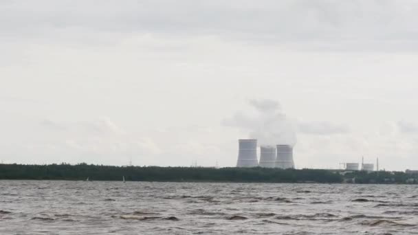Elektrownia jądrowa na krajobrazie przyrody. Wideo koncepcyjne dotyczące energii jądrowej. — Wideo stockowe