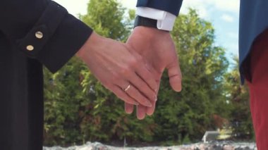 Genç kadın erkeğin elini tutuyor. Aşk, aile ve mutluluk kavramı. Romantik video