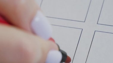 Kadın el, oy sandığına kırmızı haç çiziyor. Seçim ve demokrasi kavramı