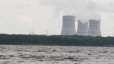 Tütsülenmiş nükleer enerji santrali sanayi manzarası. Kirlilik ve iklim değişikliği