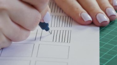 Kaligrafi eğitim süreci. Genç kız kağıda çizgiler çiziyor. Çalışma teması