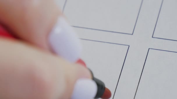 La main féminine dessine une croix rouge dans la case à cocher. Concept d'élection et de démocratie — Video