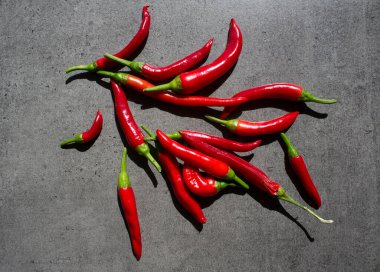 Taş masada kırmızı biber. Fotokopi alanı olan koyu gri bir arkaplan. Üst görünüm fotoğrafını içerir. 
