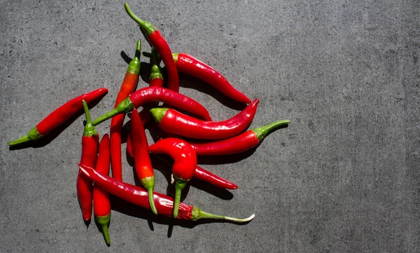 Rode Chili Pepers Stenen Tafel Donkergrijze Achtergrond Met Kopieerruimte Ingrediënten — Stockfoto