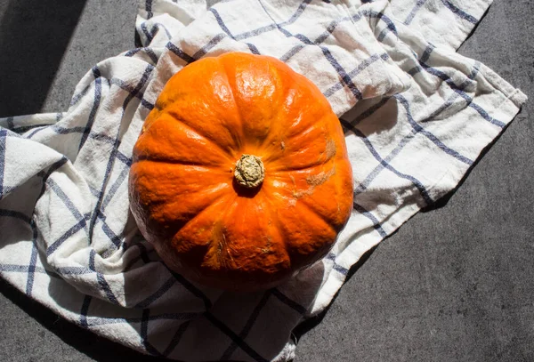 Abóbora Squash Uma Mesa Fundo Cinza Escuro Com Espaço Cópia — Fotografia de Stock