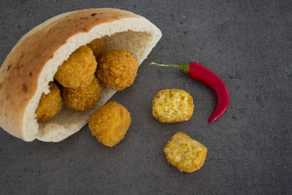 Pan Pita Con Falafels Chile Rojo Fondo Gris Oscuro Auténtica —  Fotos de Stock